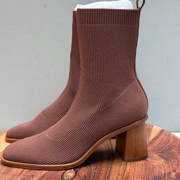 Dolce Vita Alaya Brown  Ribbed Booties Sz 7 - Picture 2 of 16